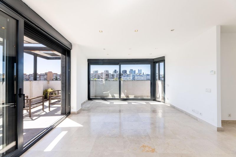 Foto ed9e3938-7157-4368-875e-55b383200e23. Àtic amb aparcament piscina a Sanchinarro Madrid