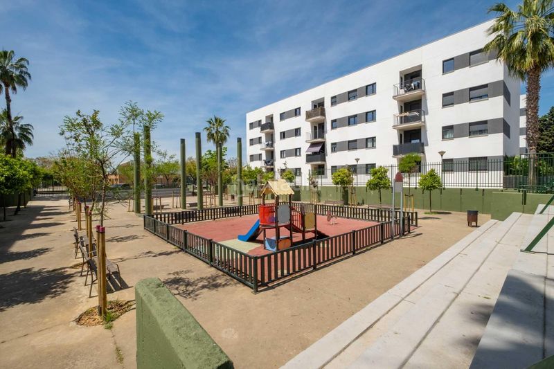 Foto d1c39334-bdcb-4bf3-a900-2eb9d77d2843. Dúplex amb aparcament piscina a colores - entreparques Sevilla