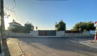 Terreno residencial en Palomares del Río. Terreno urbano en palomares, en urb. la laguna
