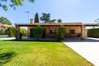 Xalet  Calle de los tulipanes. Chalet en palomares de 1400m2