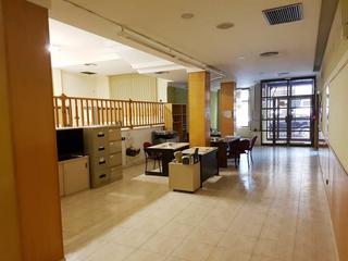 Lloguer Local Comercial a Sant Josep-Zona Hospital. Completamente dotado oficinas.