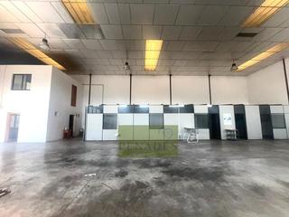 Lloguer Nau industrial a Sant Josep-Zona Hospital. Nave chaflán en alquiler en primera línea