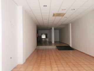 Lloguer Local Comercial a Centro. En amplia avenida