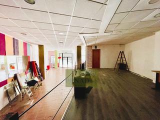 Lloguer Local Comercial a Sant Josep-Zona Hospital. Local comercial en almaig
