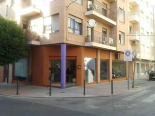 Local Comercial a Sant Josep-Zona Hospital. Agradable chaflan.