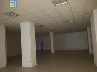 Lloguer Local Comercial a Sant Josep-Zona Hospital. Amplio local con muchas posibilidades en martinez valls