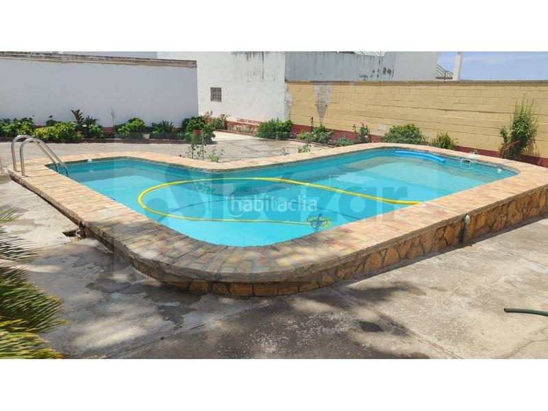 Foto 8a24a56e-1a73-49fc-8b89-a257705cbbad. Chalet avec parking dans Nueva Alcalá Alcalá de Guadaira