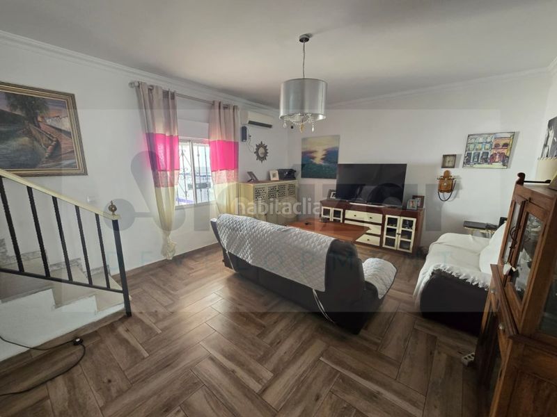 Foto d625e4a1-0119-4e46-9836-afd55ce545ba. Casa amb aparcament a Centro Alcalá de Guadaira