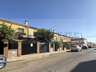 Reihenhaus  Calle jaen. Vivienda adosada de 4 estancias, terraza y amplio sótanogaraje e