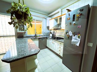 Casa adossada  Calle jaen. Vivienda adosada de 4 estancias, terraza y amplio sótanogaraje e