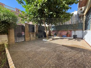 Casa a schiera  Calle jaen. Vivienda adosada de 4 estancias, terraza y amplio sótanogaraje e