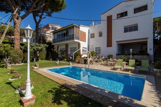 Chalet  Avinguda fèlix millet. Espectacular vivienda unifamiliar a cuatro vientos,