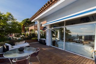 Xalet  Carrer alzines. Casa a cuatro vientos con vistas al mar y gran jardín en teià