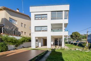 Chalet  Camí a alella. Edificio con gran parcela y alto potencial de inversión