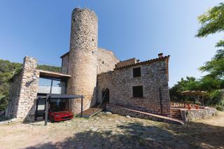 Masia a Amer. Torre damer  castillo del siglo x con licencia turística y benef
