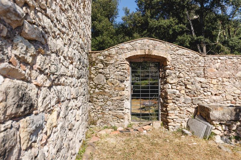 Foto 7d7c039c-2b46-4b3f-855c-16bf2b67786c. Masía torre d castillo del siglo x con licencia turística y beneficios fiscales, en venta en girona en Amer