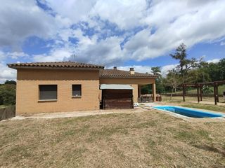 Chalet à Bescanó. Chalet a mas llunes amb piscina 4 habitacions