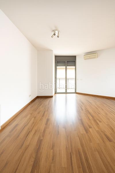 Foto c0c41ed5-bf79-46e3-8d67-f7dd10416430. Dúplex duplex con terraza, parquing y trastero en Rubí
