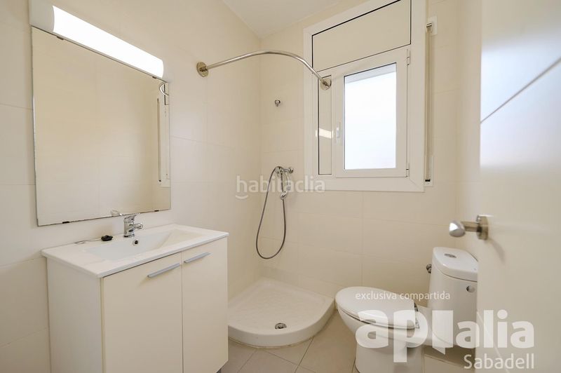 Foto f8859a04-0e96-47a1-bb45-016efc9e26e0. Casa adossada amb aparcament a Sentmenat