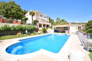 Casa adossada a Segur de Calafell Nucli Urb. Unifamiliar adosada con vistas al mar.