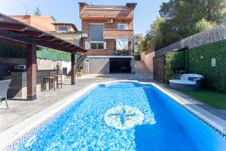 Chalet in La Sentiu. Casa versátil a tres vientos  con piscina climatizada y vistas a