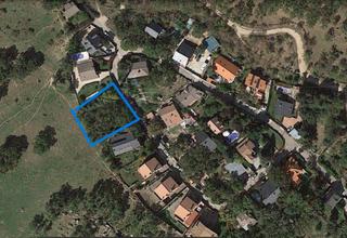 Residential Plot in Cercedilla. Parquecasa ofrece estupenda parcela de 624 m2, situada en el enc