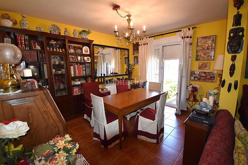 Foto bdee615b-6dff-48ad-9cee-eebe007e18ce. Casa adosada parquecasa vende chalet adosado, amplio y muy luminoso.si buscas una vivienda en un entorno tranquilo, esta propiedad es tu mejor en Molinos (Los)