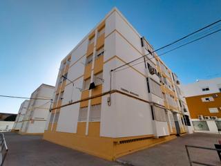Appartement  Calle rafael taboada 4. Piso en el centro con garaje
