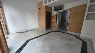 Lloguer Local Comercial a Plaza isaac peral 6. Local comercial, cerca de plaza peral