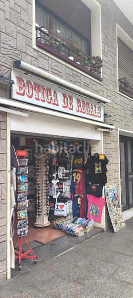 Foto b2efbbfa-100c-4932-bb29-774981ec9ef3. Traspaso local comercial negocio souvenirs en traspaso en Barcelona