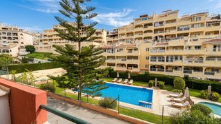 Etagenwohnung en Calle tim�n 10. Apartamento con terraza, garaje, piscina y a un paseo de la play