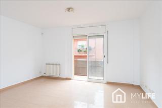 Etagenwohnung  Carrer d'alexandre de torrelles. Piso en venta con balcón en venta en el guinardó