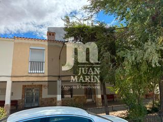 Casa adossada  Plaza la constitución 9. Edificio en venta en exclusiva – aguas nuevas | frente a la parr