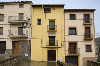 Semi detached house in Ponts. Casa de pueblo rústica en el centro de ponts