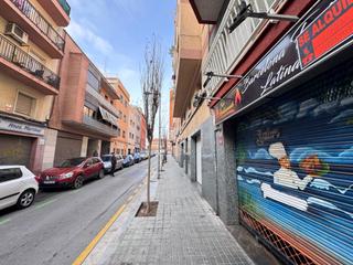 Local Comercial  Carrer de la pubilla casas. Ojo inversores!!!