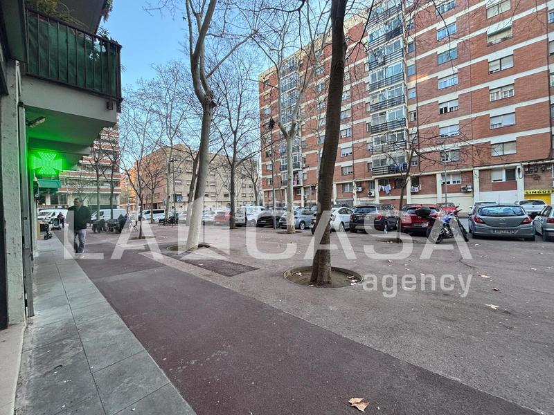 Foto cb01a697-2e6d-40cc-aae0-e6561951a535. Local comercial a La Verneda - La Pau Barcelona