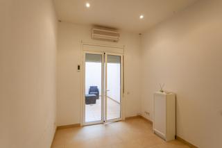 Planta baixa  Carrer de la pubilla casas. Planta baja con terraza!!!!!!