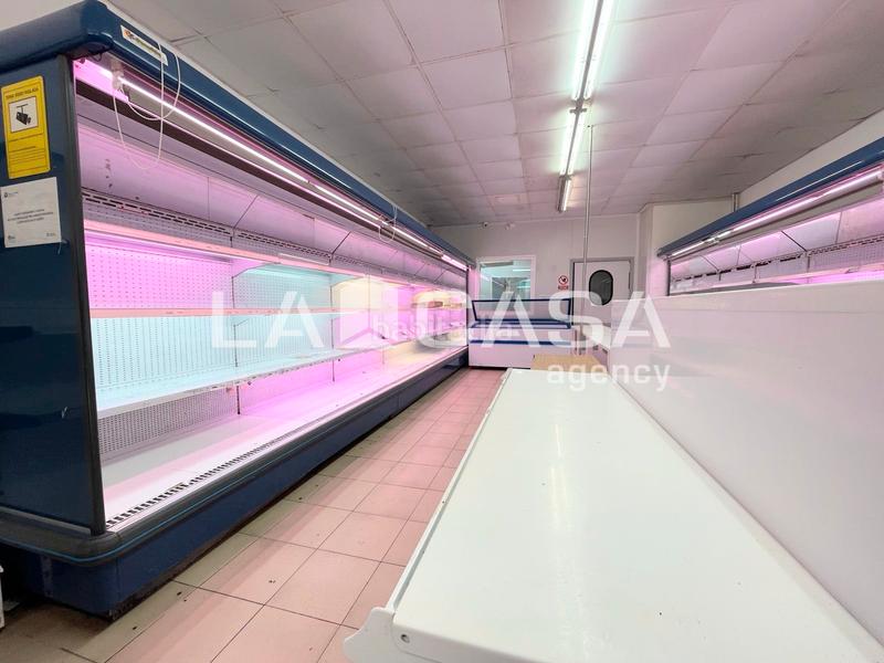 Foto c4065bef-7657-4845-96f1-e24360976ec1. Local comercial en La Salut Badalona