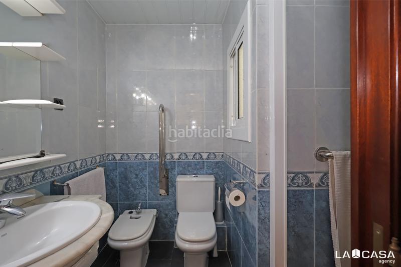 Foto d22a853f-23c5-4c1e-b48e-e770245f8b4f. Piso vivienda ideal en el corazón de Can Vidalet con balcón y ascensor! en Esplugues de Llobregat