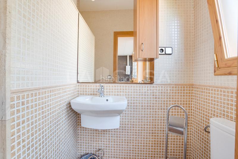 Foto 5d23d948-e745-48b6-93d2-a9421118b7d3. Casa a schiera con riscaldamento parcheggio in Font Verda Granollers