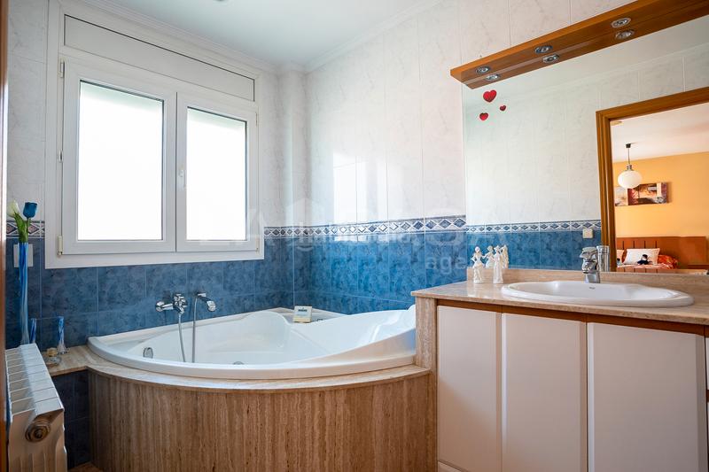 Foto ab6a9876-6b3d-4bc5-8fac-65f9bd9da66e. Casa a schiera con riscaldamento parcheggio in Font Verda Granollers