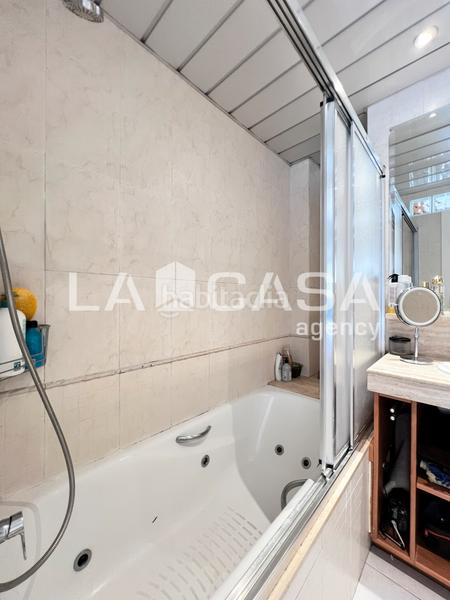 Foto 39b80e41-4c57-403d-891f-17bd0b223ac9. Etagenwohnung in La Salut Badalona