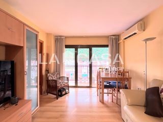 Pis  Avinguda d'alfons xiii. Luminosa vivienda de 80 m2 con 3 dormitorios, dos balcones y ori