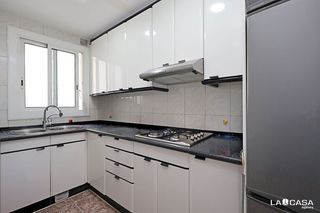 Etagenwohnung  Carrer del general prim. Piso de 3 habitaciones con balcón en finca consolidada