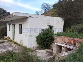 Landgut in Totalán. Parcela rustica con casa de aperos y pozo.