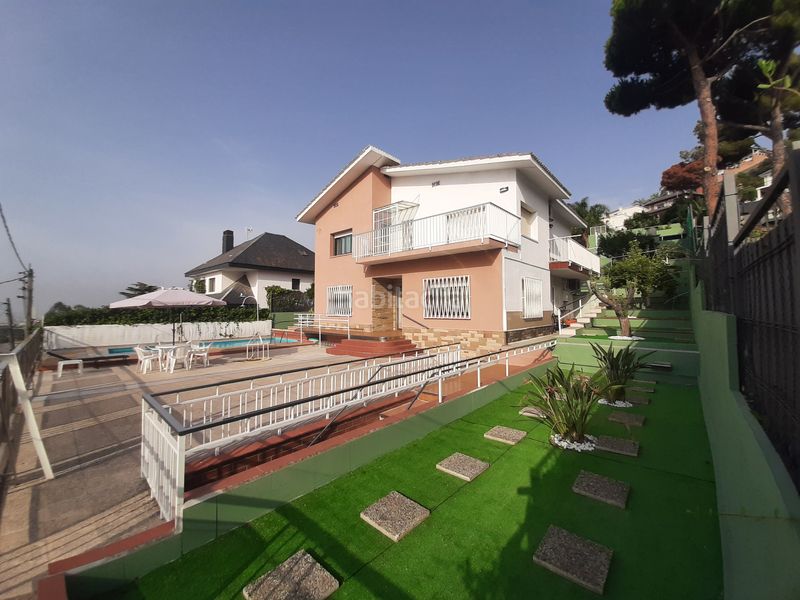 Foto 2178d680-8174-4c45-ba5b-ee217291cc96. Casa amb xemeneia calefacció aparcament piscina a Badalona