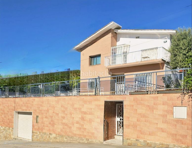 Foto 5aa08613-fd02-4da9-8917-74ff26655674. Casa amb xemeneia calefacció aparcament piscina a Badalona