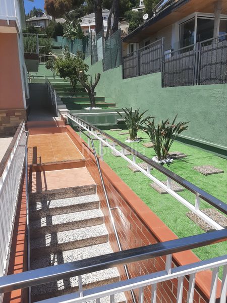 Foto 6cbb2392-45d5-403b-ab2e-21d1fb3a649d. Casa amb xemeneia calefacció aparcament piscina a Badalona
