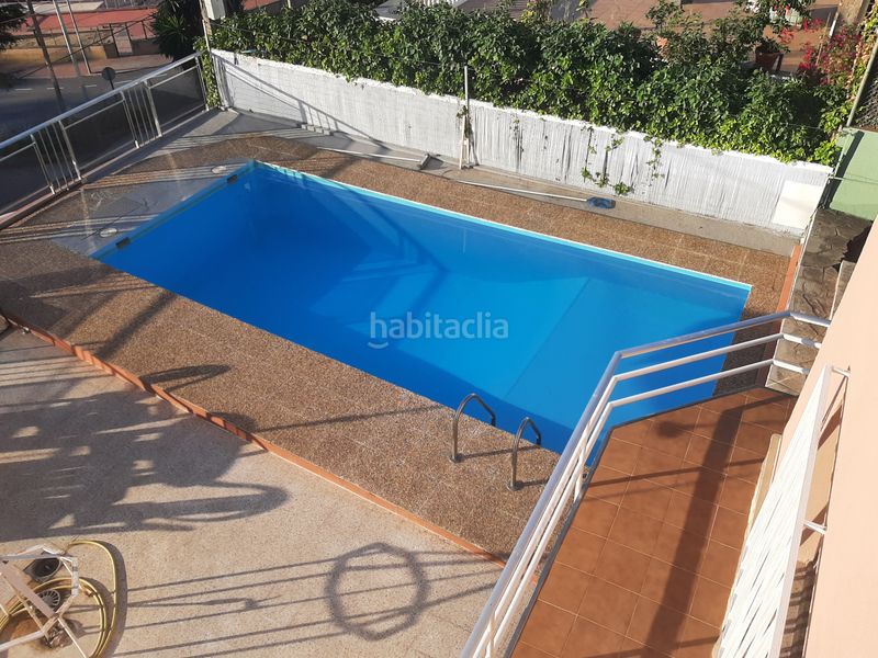 Foto 83d98891-2601-46e0-ad6c-c5e30aab02e8. Casa amb xemeneia calefacció aparcament piscina a Badalona