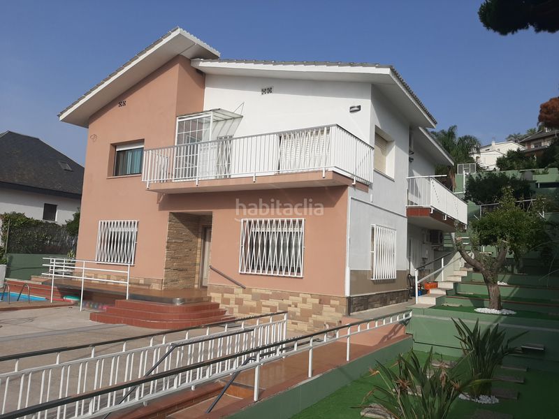 Foto ebabde7f-f280-457f-b4ae-d08a9a138585. Casa amb xemeneia calefacció aparcament piscina a Badalona
